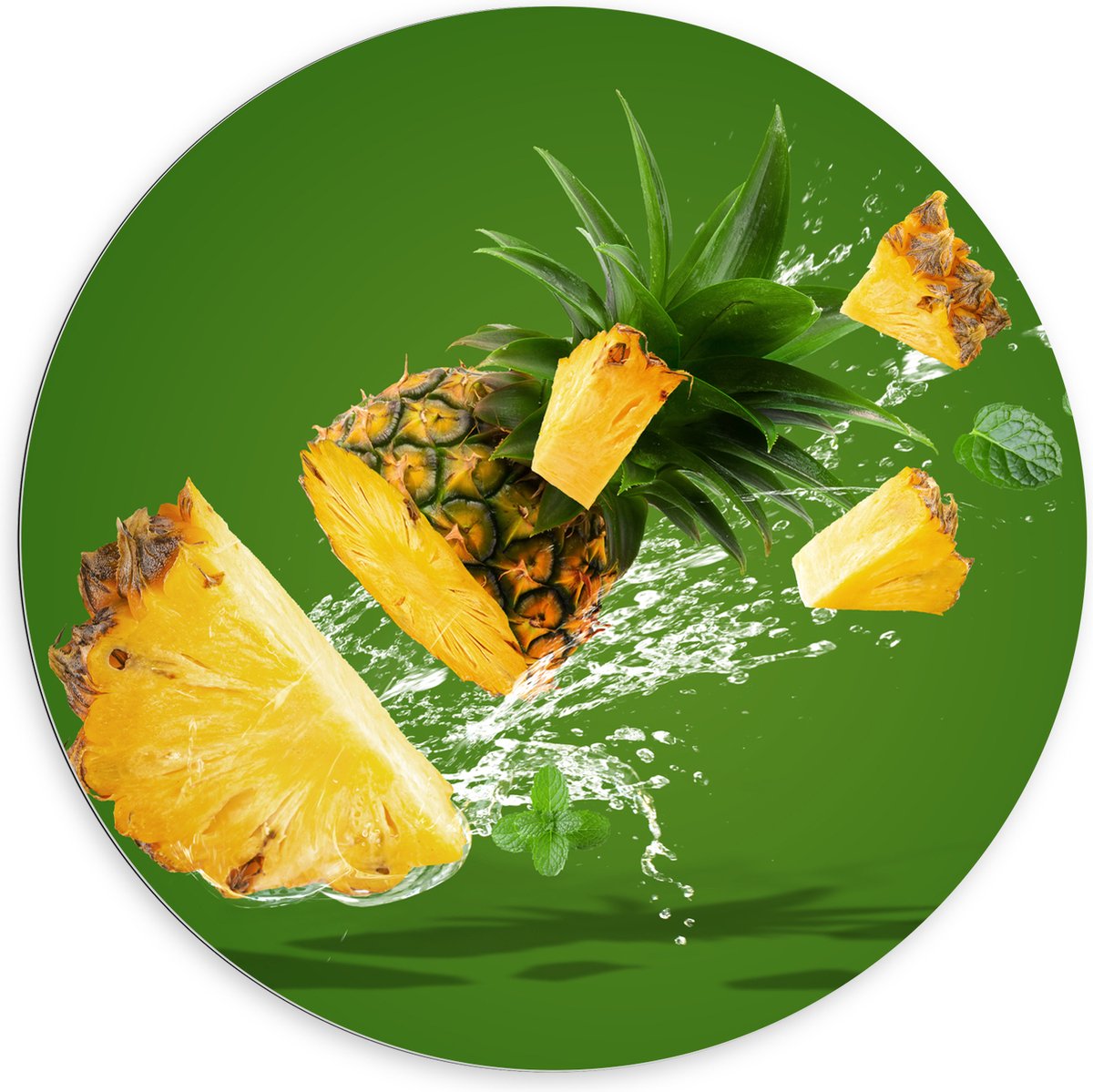 Dibond Muurcirkel - Gele Ananas in Stukken tegen Groene Achtergrond - 100x100 cm Foto op Aluminium Muurcirkel (met ophangsysteem)