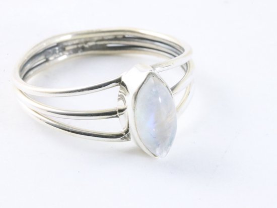 Opengewerkte zilveren ring met regenboog maansteen - maat 18.5