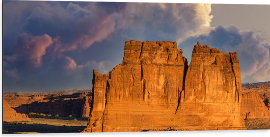 Dibond - Dreigende Wolken boven Kaarsrechte Rotsen - 100x50 cm Foto op Aluminium (Met Ophangsysteem)