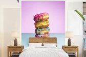 Behang - Fotobehang Geglazuurde stapel donuts op gekleurde achtergrond - Breedte 205 cm x hoogte 280 cm