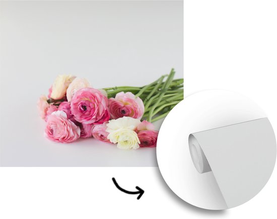 Papier peint photo vinyle - Bouquet de renoncules légères sur fond gris clair largeur 220 cm x hauteur 220 cm - Tirage photo sur papier peint (disponible en 7 tailles)
