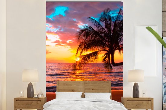Behang - Fotobehang Palm - Zonsondergang - Strand - Zee - Horizon - Breedte 155 cm x hoogte 240 cm