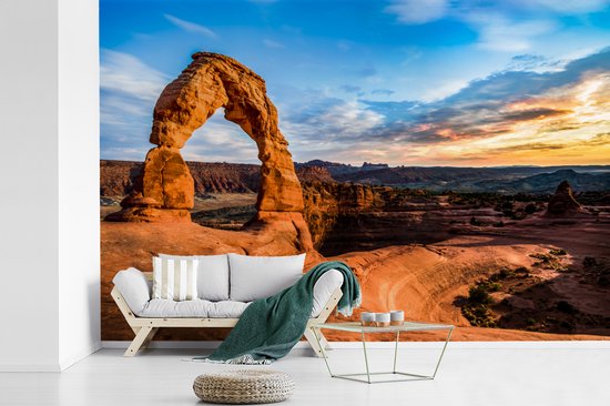 Papier peint Papier peint photo en vinyle - Un ciel coloré au dessus du désert du Parc National des Arches largeur 450 cm x hauteur 300 cm - Tirage photo sur papier peint (disponible en 7 tailles)