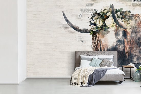Behang - Fotobehang Schotse hooglander - Koeien - Bloemen - Breedte 390 cm x hoogte 260 cm