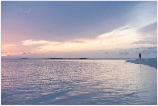 WallClassics - Poster (Mat) - Vrouw tijdens Strandwandeling tegen de Avond - 105x70 cm Foto op Posterpapier met een Matte look