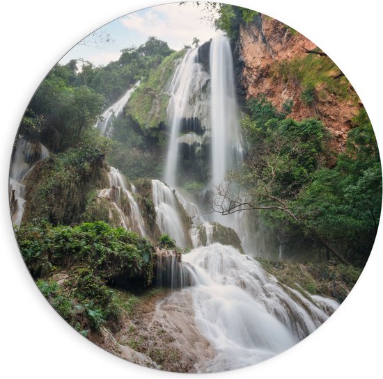 Dibond Muurcirkel - Hoge Watervallen tussen de Bomen en de Planten in het Regenwoud - 90x90 cm Foto op Aluminium Muurcirkel (met ophangsysteem)