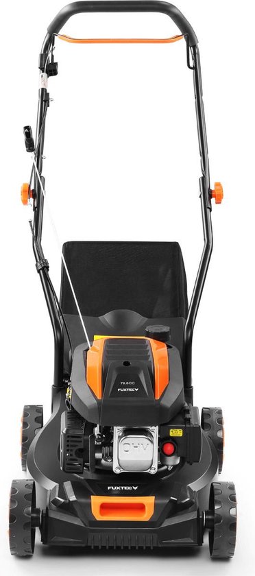 Vooraanzicht van de FUXTEC grasmaaier, zwart met oranje wielen en oranje motorcover.