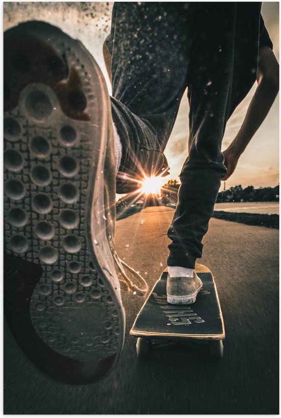 WallClassics - Poster Glossy - Skater en Action sur Skateboard au Coucher du Soleil - 40x60 cm Photo sur Papier Poster avec Finition Brillante