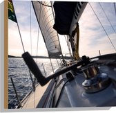 WallClassics - Hout - Dek van Witte Boot op de Grote Zee - 50x50 cm - 9 mm dik - Foto op Hout (Met Ophangsysteem)