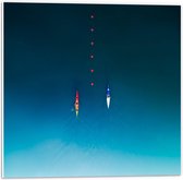 WallClassics - PVC Schuimplaat- Bovenaanzicht van Twee Rode Kano's bij Boeie op Zee - 50x50 cm Foto op PVC Schuimplaat