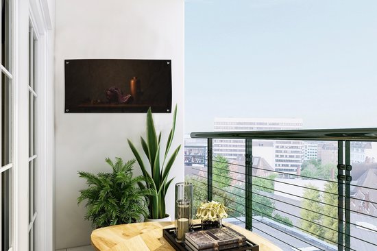 Une peinture de chou rouge, cassé, avec une bouteille et un verre, sur un mur blanc avec vue.