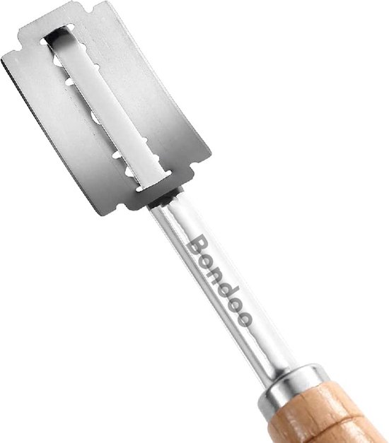 Close-up van een deegmes met een metalen mes en een deel van een houten handvat.