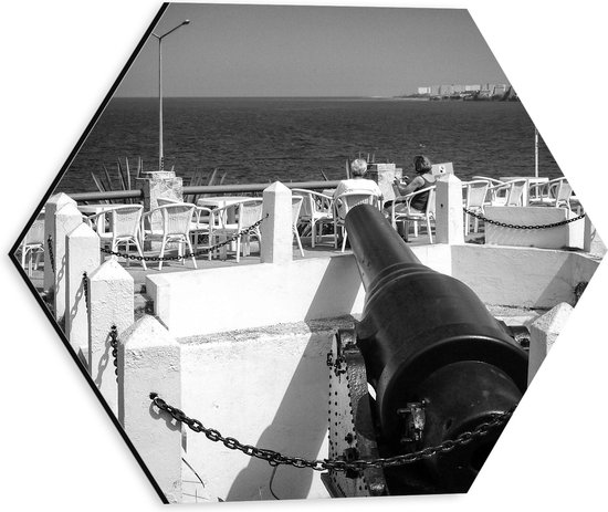 WallClassics - Dibond Hexagon - Zwart Kanon gericht op Zee - Zwart Wit - 30x26.1 cm Foto op Hexagon (Met Ophangsysteem)