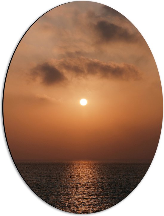 WallClassics - Dibond Ovaal - Zon boven de Zee met oranje Lucht - 42x56 cm Foto op Ovaal (Met Ophangsysteem)