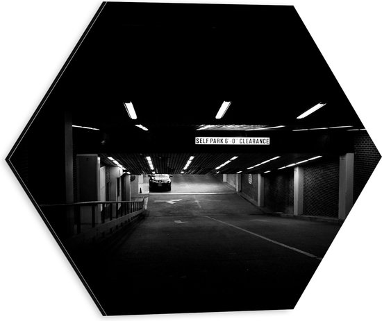 WallClassics - Dibond Hexagon - Pakeergarage - Zwart Wit - 30x26.1 cm Foto op Hexagon (Met Ophangsysteem)