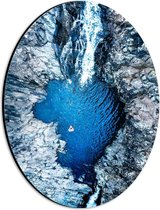 WallClassics - Dibond Ovaal - Waterval vanaf boven - 21x28 cm Foto op Ovaal (Met Ophangsysteem)