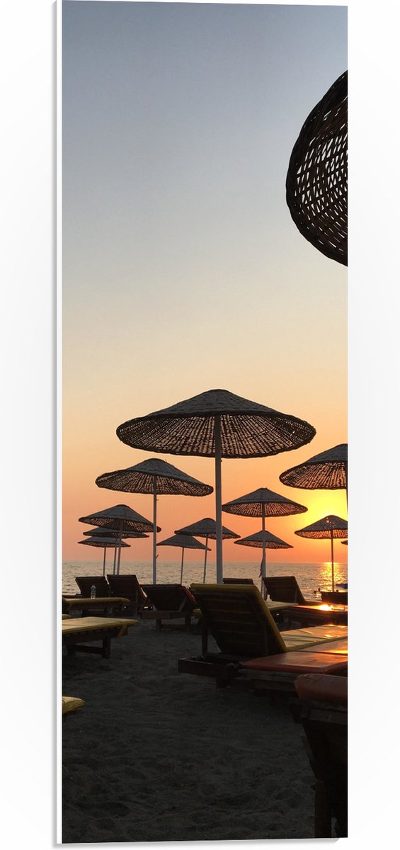 PVC Schuimplaat- Ligbedden met Rieten Parasols aan het Strand in de Avondzon - 20x60 cm Fo