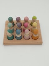 Houten poppetjes en sorteerplank - Pastelkleuren- 12 poppetjes - Open einde speelgoed - Educatief montessori speelgoed - Grapat en Grimms style