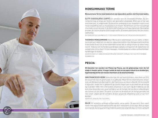 Een chef-kok in wit keukenschort bereidt verse pasta in een restaurantkeuken.