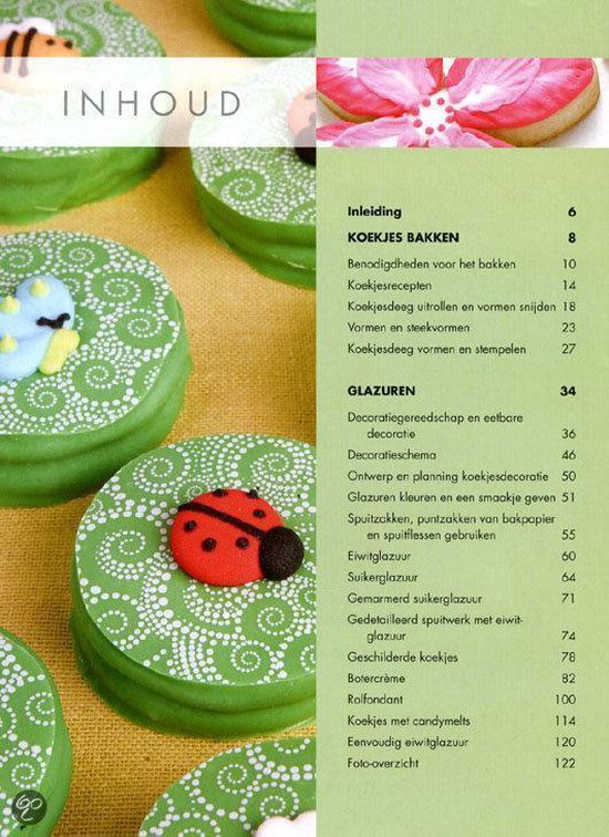 Groene ronde koekjes met witte spiraaldecoratie en lieveheersbeestje.