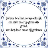 Tegeltje met Spreuk (Tegeltjeswijsheid): Cultuur betekent oorspronkelijk; een stuk zaairijp gemaakte grond, was het daar maar bij gebleven + Kado verpakking & Plakhanger