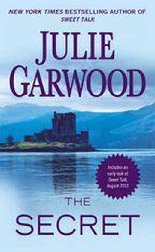 Boekomslag van 'The Secret' van Julie Garwood met een kasteel op een eiland aan een meer, tegen een achtergrond van heuvels en een blauwe lucht.