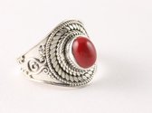 Bewerkte zilveren ring met rode koraal steen - maat 16.5