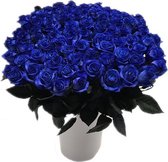 100 blauwe rozen in kunststof vaas