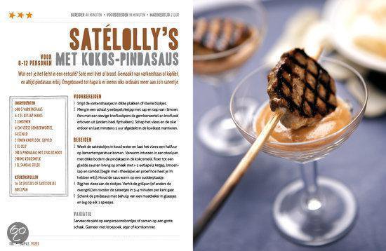 Satéspies met satésaus in een glas, geserveerd met kokos-pindasaus. Met recept.