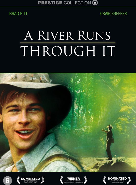 Film poster van "A River Runs Through It" met Brad Pitt en Craig Sheffer. Brad Pitt draagt een hoed en een overhemd. Op de achtergrond een man die vist in een bos.