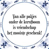 Kerstmis Tegeltje met Spreuk (Kerst cadeau): Van alle pakjes onder de kerstboom is vriendschap het mooiste geschenk! + Cadeau verpakking & Plakhanger