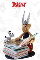 Asterix en Idéfix met een stapel Asterix stripboeken -2e Editie - Plastoy