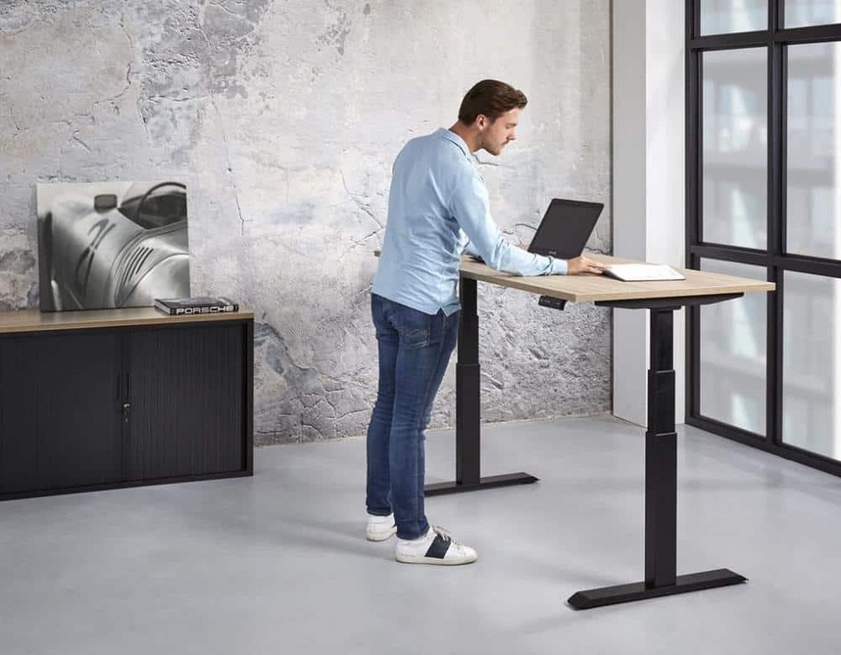 ABC Kantoormeubelen Elektrisch verstelbare zit/sta werkplek Basic breed 180CM diep 80CM bladkleur Halifax Eiken framekleur Wit (RAL9010) Wit (RAL9010)/Halifax Eiken
