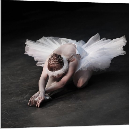 Forex - Vooroverbuigende Ballerina met Zwarte Achtergrond  - 80x80cm Foto op Forex