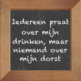 Wijsheden op krijtbord tegel over Feest met spreuk :Iedereen praat over mijn drinken maar niemand over mijn dorst