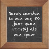 Wijsheden op krijtbord tegel over Sarah met spreuk :Sarah worden is een eer 50 jaar gaan voorbij als een speer