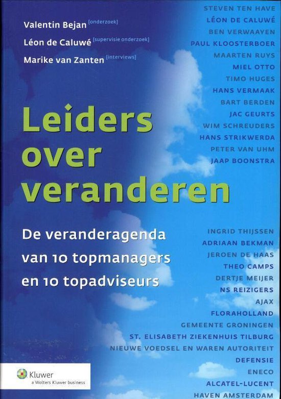 Boekomslag met de titel 'Leiders over veranderen' in grote letters op een blauwe lucht met wolken.