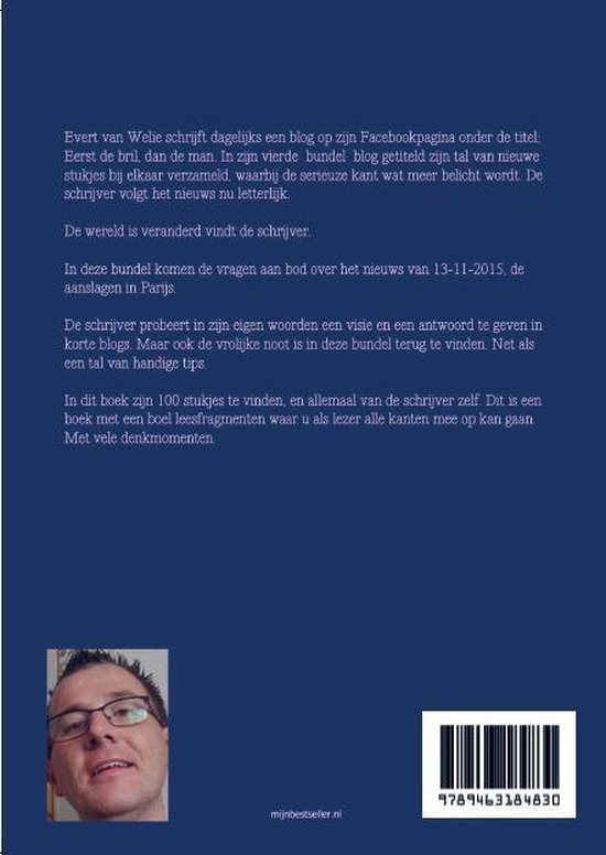 Achterkant van een boek met tekst en een foto van een man met bril.