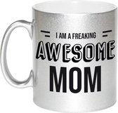 Mama cadeau mok / beker met tekst I am a freaking awesome mom - zilver - kado mokken / bekers - cadeau moeder