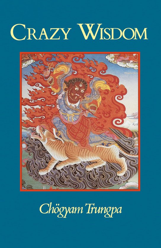 Boekomslag van 'Crazy Wisdom' met een Tibetaanse boeddhistische afbeelding van een woedende godheid op een tijger, omringd door vuur en wolken. Met de tekst 'Crazy Wisdom' en 'Chögyam Trungpa'.