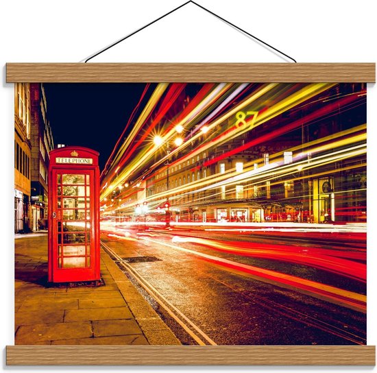 Schoolplaat – Rode Telephone Cel met Rode en Gele Strepen over Straat - 40x30cm Foto op Textielposter (Wanddecoratie op Schoolplaat)