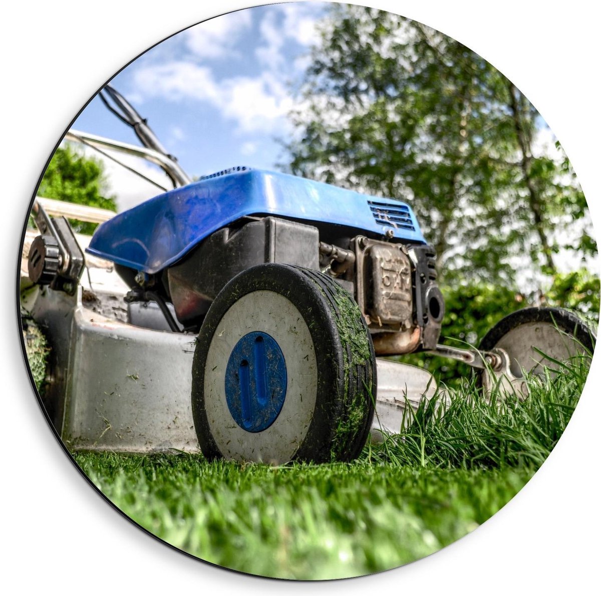 Dibond Wandcirkel - Grasmaaier in Tuin - 40x40cm Foto op Aluminium Wandcirkel (met ophangsysteem)