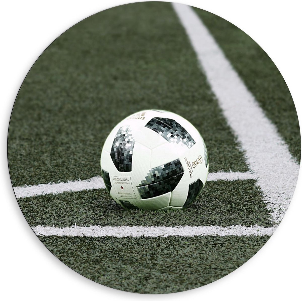 Dibond Wandcirkel - Voetbal in de Hoek van het Veld - 80x80cm Foto op Aluminium Wandcirkel (met ophangsysteem)