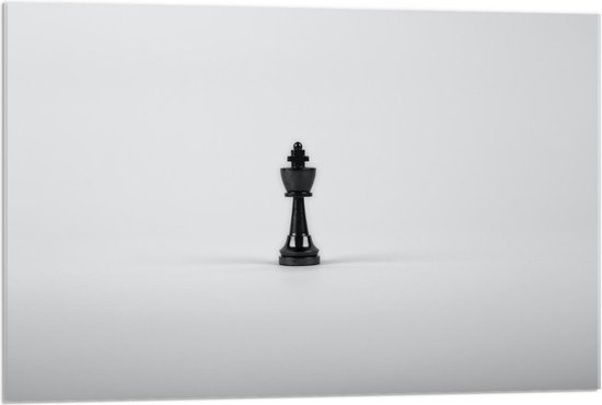 Acrylglas - Zwarte Schaakkoningin op Witte Achtergrond - 90x60cm Foto op Acrylglas (Met Ophangsysteem)