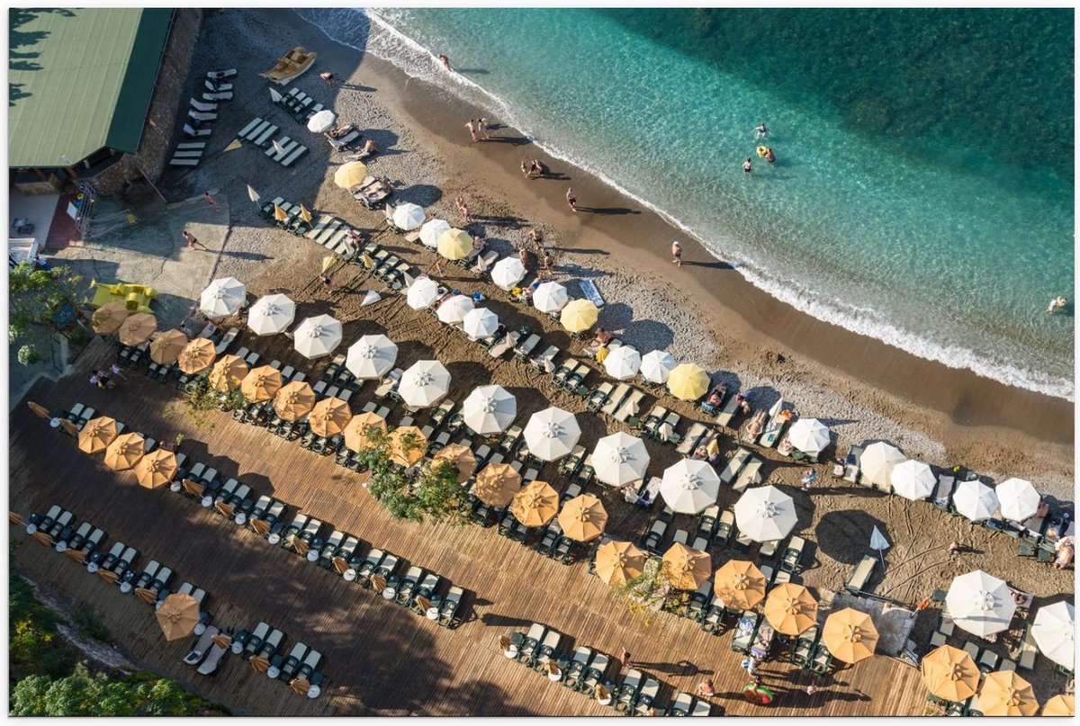 Poster – Groot Strand met Parasols en Blauwe Zee - 150x100cm Foto op Posterpapier