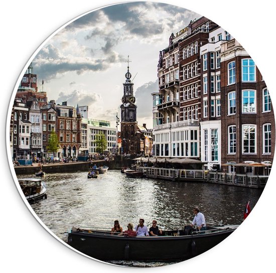 Foto van de grachten van Amsterdam met boten en gebouwen, met een klokkentoren op de achtergrond.