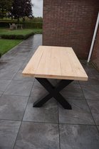 Table à manger industrielle Douglas avec structure en X noir mat pour une utilisation intérieure et extérieure