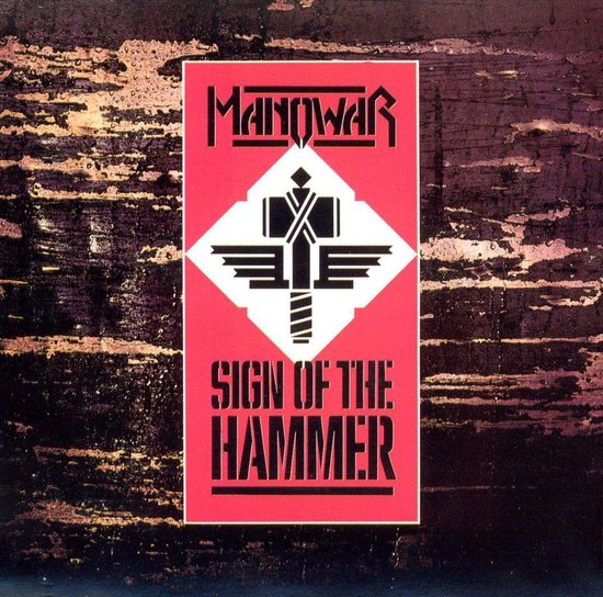 De voorkant van de Manowar "Sign of the Hammer" CD met een rood-zwarte achtergrond, het bandlogo en de titel.