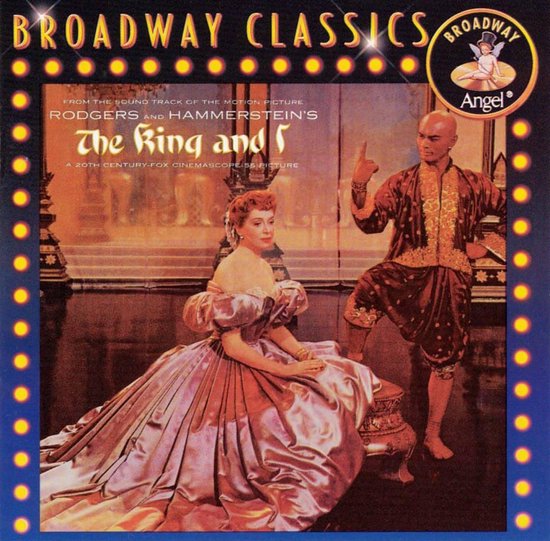 Vrouw in roze baljurk zit naast man in oosters kostuum, tekst "The King and I"