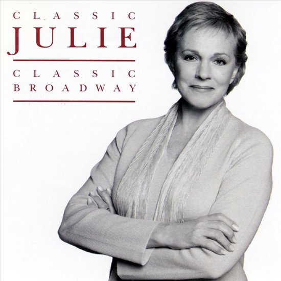 Klassieke Julie, Klassiek Broadway, met Julie Andrews in een lichtbeige vest met gekruiste armen.